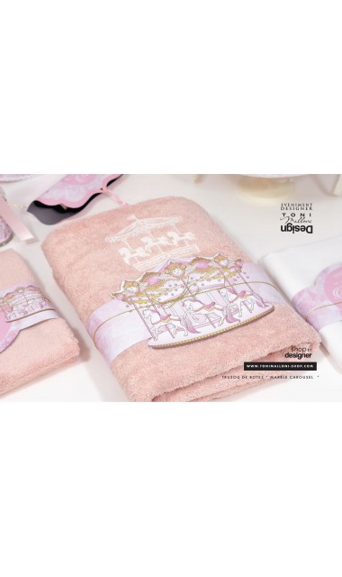 Trusou complet de botez roz prafuit pentru fetite, Caruselul fermecat 4